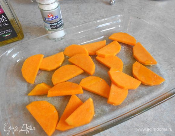 Тыкву вымыть, разрезать пополам, удалить семена и кожуру. Огнеупорную форму сбрызнуть маслом, выложить туда тонкие ломтики тыквы, приправить солью и по желанию свежемолотым чёрным перцем. Перемешать и запекать в духовке 20 мин.