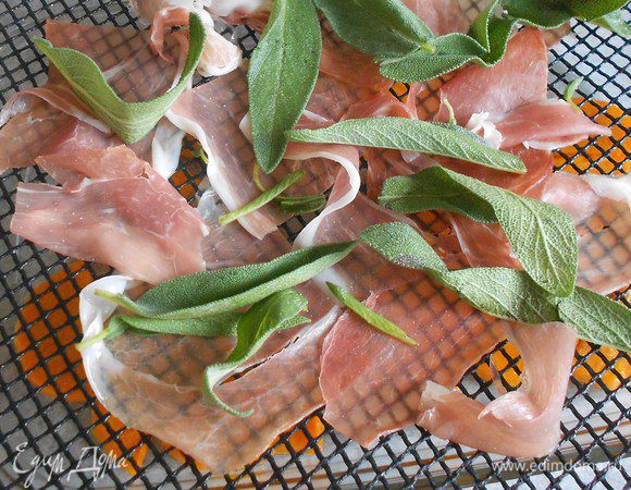 Поместить решётку с ветчиной над тыквой и готовить ещё 5- 10 мин до хрустящей ветчины и шалфея и до мягкости тыквы. Желательно, чтобы кусочки тыквы слегка обгорели, а вот за ветчиной и шалфеем нужно постоянно следить, чтобы не сгорели.