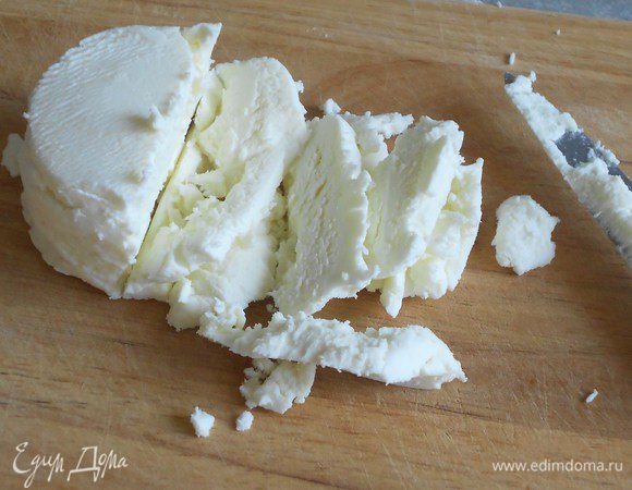 Козий сыр нарезать ломтиками.