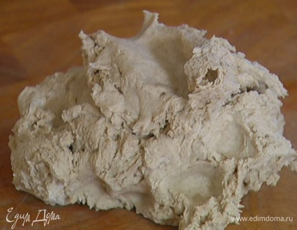 Сформировать из теста шар, завернуть его в пищевую пленку и отправить в холодильник на 30 минут.