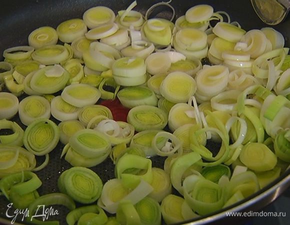 Разогреть в сковороде оливковое масло и обжарить лук до прозрачности.