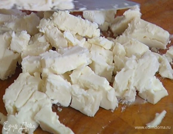 Брынзу порезать маленькими кусочками.