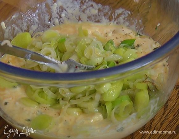 Приготовить начинку: яйца взбить вилкой, добавить оставшийся творог, брынзу, листья тимьяна, поперчить и перемешать, затем добавить обжаренный порей и еще раз перемешать.