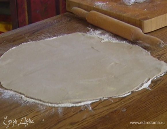 Оставшейся мукой присыпать рабочую поверхность и раскатать охлажденное тесто в тонкий пласт.