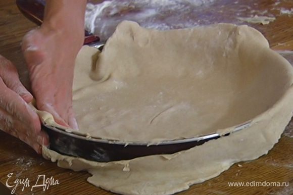 Выложить тесто в большую форму так, чтобы получились бортики, и выпекать в разогретой духовке 10 минут.