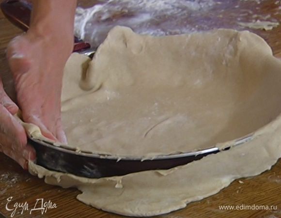 Выложить тесто в большую форму так, чтобы получились бортики, и выпекать в разогретой духовке 10 минут.