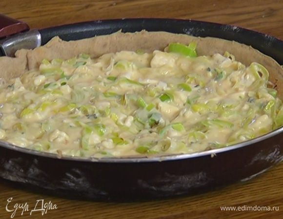 Вынуть корж из духовки, выложить на него начинку и выпекать еще 10 минут.