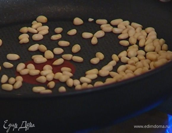 Орехи подсушить на разогретой сковороде.