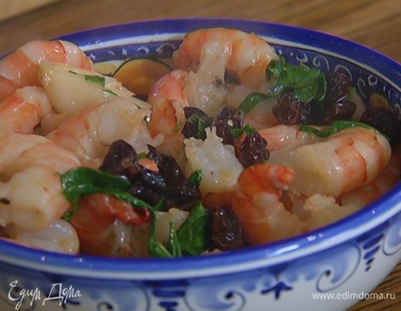 Готовые креветки посыпать базиликом, посолить, поперчить, перемешать и посыпать орехами.