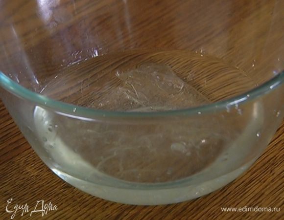 Желатин замочить в холодной воде, затем промокнуть его бумажным полотенцем.