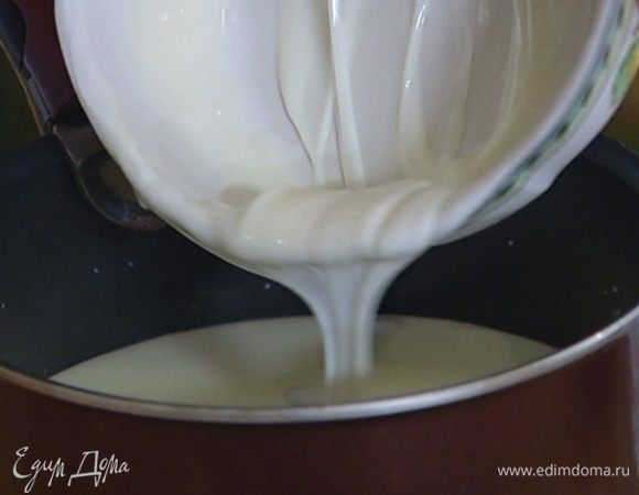 Перемешать йогуртовую массу со сливками.
