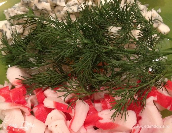 Добавить нарезанные крабовые палочки и мелко нарезанный сыр с голубой плесенью