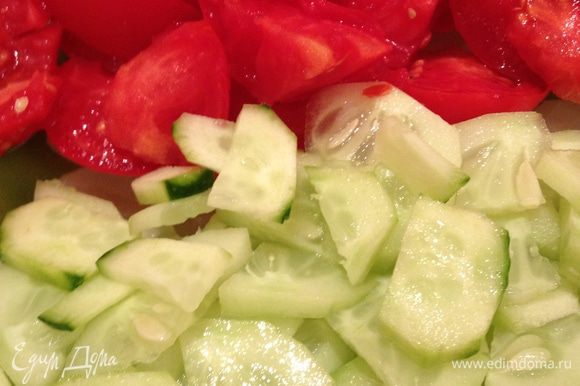 Добавить нарезанные помидоры и огурцы( огурец предварительно очистить )
