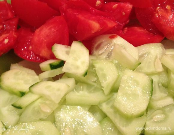 Добавить  нарезанные помидоры и огурцы( огурец предварительно очистить )