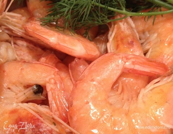 Очистить креветки и обильно полить их лимонным соком