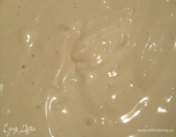 Приготовить соус: Майонез + сметана( взять  1 к 1), натереть 2 зубчика чеснока,  добавить чёрный молотый перец и всё хорошо перемешать. Добавить немного кутчупа( чтобы соус стал слегка розовым). Перемешать и заправить   этим соусом салат в каждом бокале. Приятного аппетита!