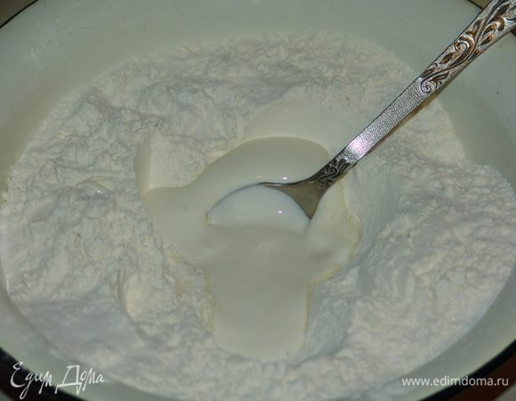 Просеиваем муку, добавляем в нее соль. Сметану с содой добавляем в муку, перемешиваем. Постоянно помешивая, подливаем воду. Замешиваем тесто средней густоты. 