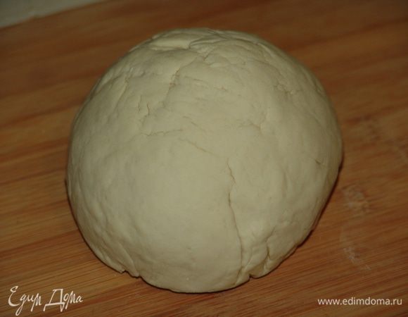 Вымешиваем тесто (около 15-20 мин) и заворачиваем  его в пленку на 20 минут. Тесто получится шелковистым. 
