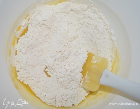 В масло добавить просеянную муку