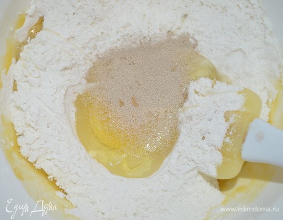 Добавляем яйцо, дрожжи, соль. 