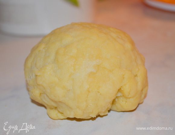 Замесить плотное и эластичное тесто, оно напоминает песочное, но менее хрупкое и нежное. Завернуть в пленку и убрать в холодильник на 30 минут. 