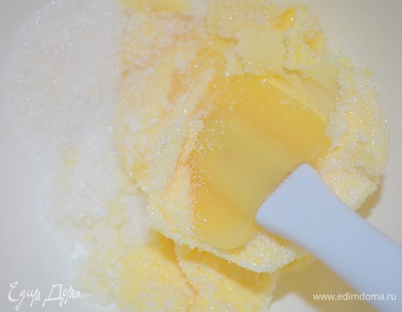 Пока корж печется, делаем начинку: растираем мягкое сливочное масло с сахаром