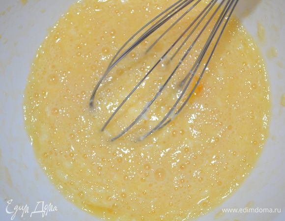 затем добавляем яйца с мукой 