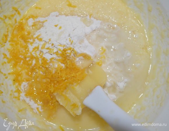 добавляем цедру и сок лимона и все взбиваем