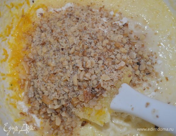 в конце добавляем орехи и коньяк. Я еще капнула немного миндального экстракта для аромата!