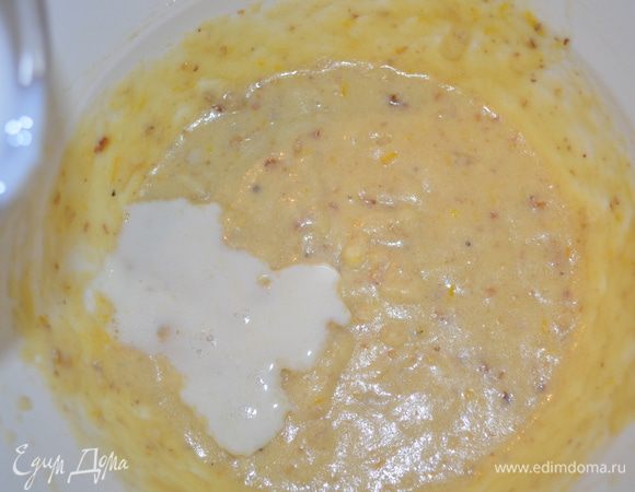 затем, постоянно взбивая вводим тонкой струйкой горячее молоко