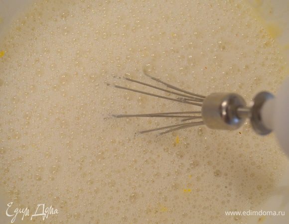 получается жидкая как молоко начинка...