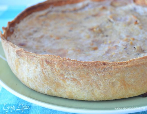 Готовый пирог будет иметь мягкую начинку, его надо резать и подавать, только после того, как он пару часов постоит в холодильнике!