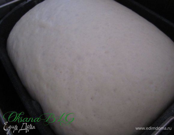 Если у вас есть хлебопечка, поместить все ингредиенты в чашу, поставить тесто на программу "замес теста".
При отсутствии хлебопечки можно сделать тесто вручную. В теплую воду добавить сахар, муку, дрожжи, соль, оливковое масло, сливочное масло, замесить тесто. Тесто поставить на 1 час подойти, затем замесить еще раз, оставить подойти на час.