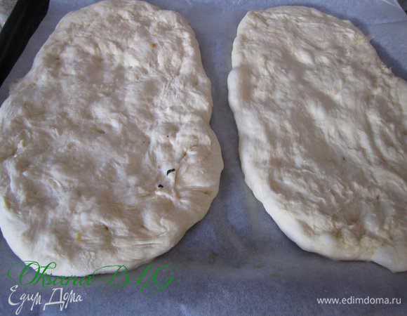 Противень застелить пергаментной бумагой, выложить тесто, разровнять руками.