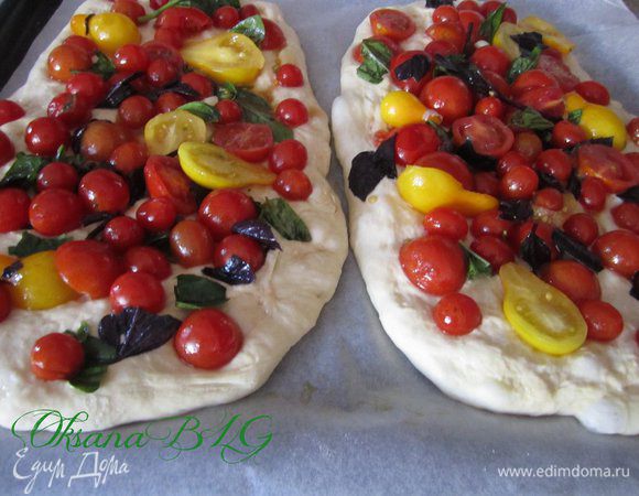 Помидоры выложить на тесто. Немного их вдавить.