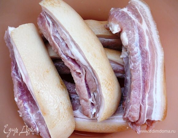 Ребра порубить вместе со шкурой.