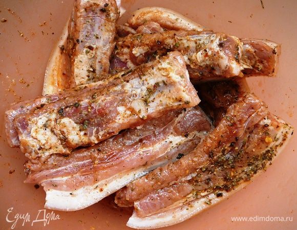 Для маринада смешать соевый соус, горчицу (1 ст.л.), аджику и оливковое масло. Хорошо намазать ребра, затянуть сверху пленкой и оставить мариноваться на 3-4 часа.