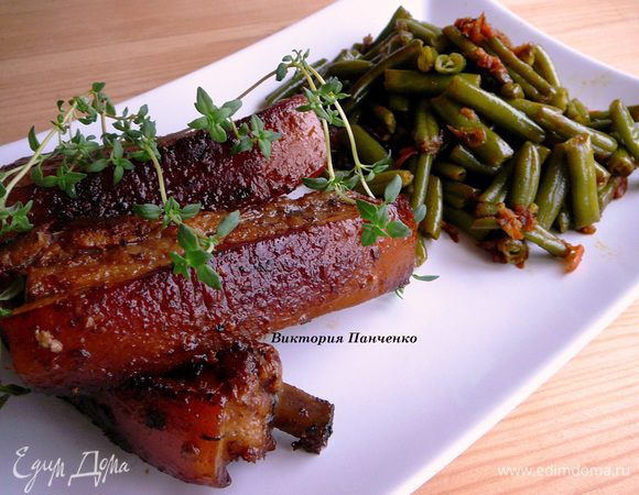 Положить в чашу мультиварки и быстро обжарить до румяной корочки (10-15 минут). В 200 г воды развести 1 ст.л. горчицы и 1 ч.л. меда. Залить обжаренные рёбра и готовить на режиме выпечка 1 час. Подавать с тушенной стручковой фасолью.
