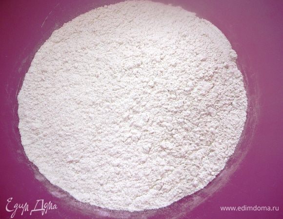 Смешать оба вида муки, пальцами втереть в смесь дрожжи о образования мелкой крошки. Добавить соль и воду и замесить тесто. Я это сделала при помощи миксера насадками для замешивания теста. Сначала 2 мин. на низкой скорости, потом скорость увеличила и месила еще 7 минут, пока тесто не стало гладким и эластичным