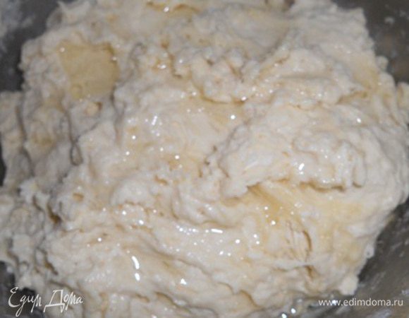 когда тесто подошло добавить остальную муку и вымесить тесто, сверху на тесто вылить 1 ст.л. растит. масла и обмять в нем тесто,тесто оставить на 3-4 часа на подход...