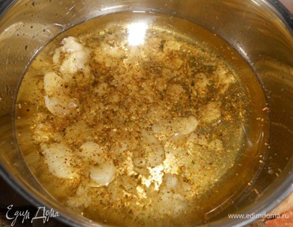 делаем добавку к тесту - масло раскалить на огне, но не кипетить, снять добавить травы и чеснок через пресс и оставить остывать