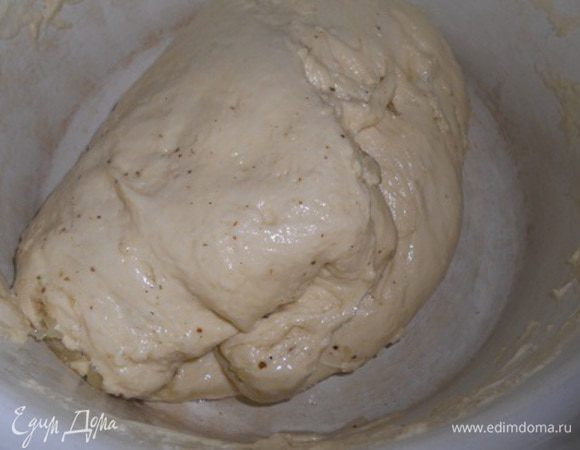 через 4 часа тесто должно увеличиться в обьеме втрое, вымесить его добавив нашу приготовленную добавку к тесту