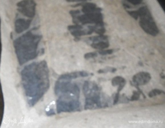 противень смочить водой, застелить бумагой для выпечки "HomeQueen Corporation"