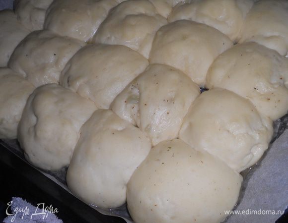 тесто разделить на одинаковые кружочки,сложить их на противень и дать подойти 30 мин, выпекать при т.180 около 30-35 мин