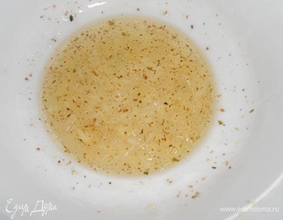 тем временем делаем чесночное масло-смешать горячую воду с чесноком (через пресс) и добавить масло, перемешать