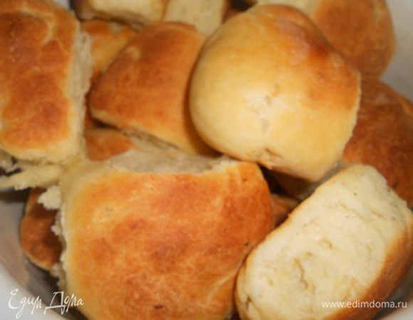булочки выложить с противня и обмазать каждую чесночным маслом.