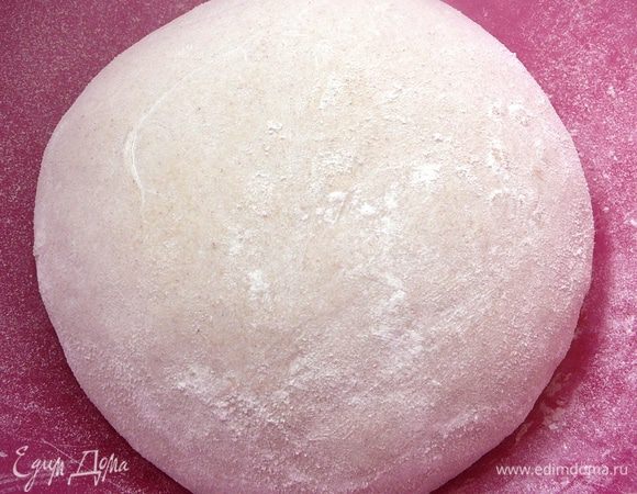 Вытащить тесто из чаши, переложить на присыпанную мукой поверхность и сложить в шар. Переложить шар из теста обратно в миску, накрыть полотенцем и поставить в теплое место на 1 час.