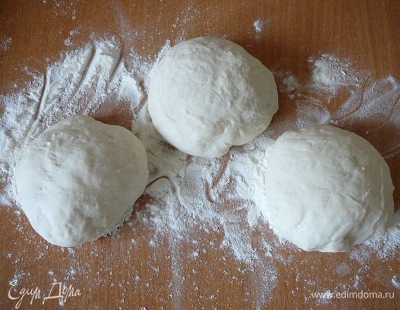 Тесто разделить на 12 частей, сформировать шарики, накрыть полотенцем и оставить на 5 минут.