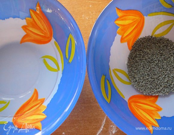 В одну чашку налить воду, в другую насыпать мак.