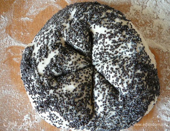 Уложить на слегка присыпанную мукой поверхность и слегка придавить рукой. Короткой стороной чистой кредитной карты (да...да... у Бертине именно так)сделать диагональный разрез по центру - он должен быть сквозным, но при этом не доходить до краев. Точно так же сделать еще 2 перекрещивающихся разреза.